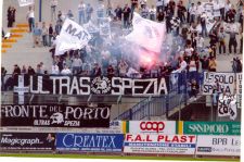 Tifosi Spezia in pullman a Ferrara col 